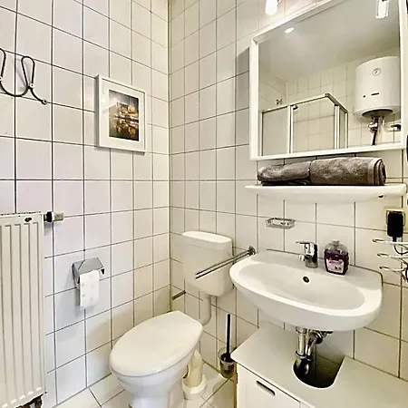 Remise Mit Kostenlosem Parkplatz Direkt Vor Der Tuer